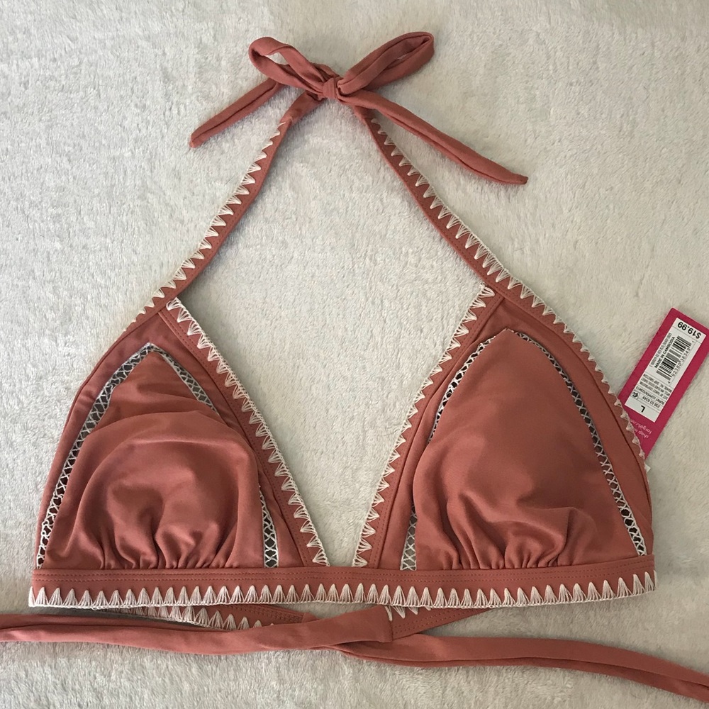 Dusty pink bikini top with white crochet trim